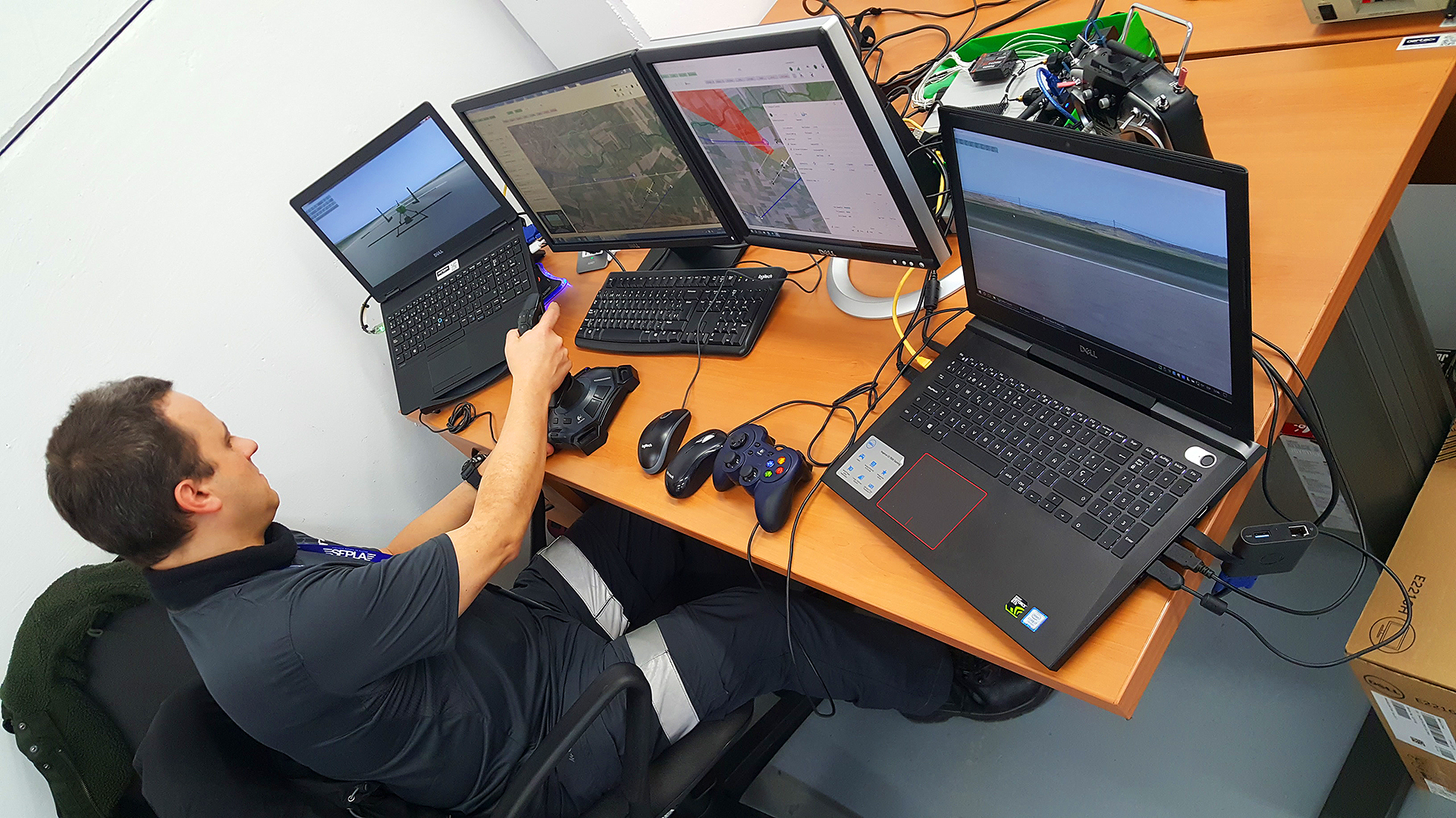 Pilotando el simulador del sistema AERTEC 75 en las instalaciones de AERTEC en Sevilla